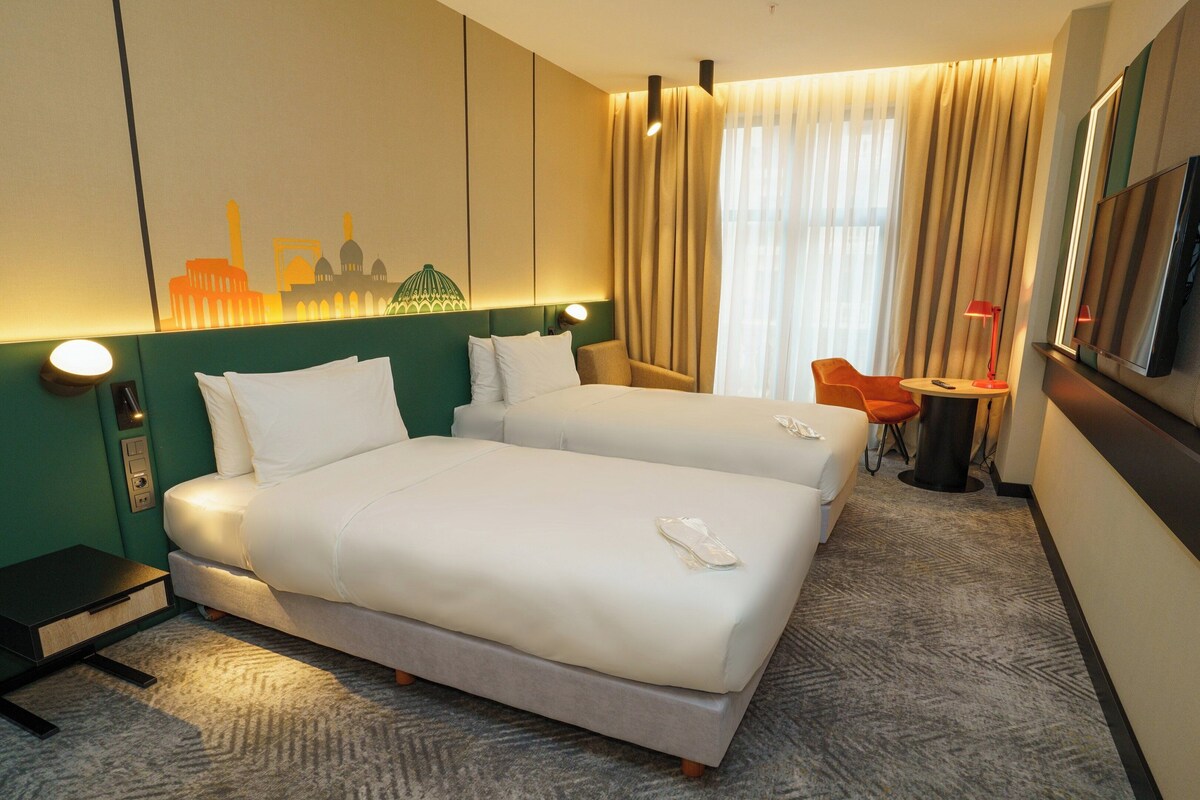 Standard Room, 2 Twin Beds, Courtyard View | Hypo-allergenic bedding available, in-room safe, desk, laptop workspace