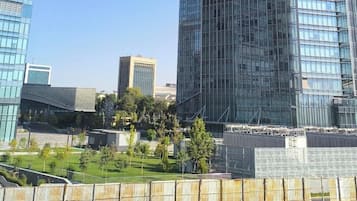 Un edificio moderno de gran altura con fachada de vidrio y un logotipo destacado en la parte superior.