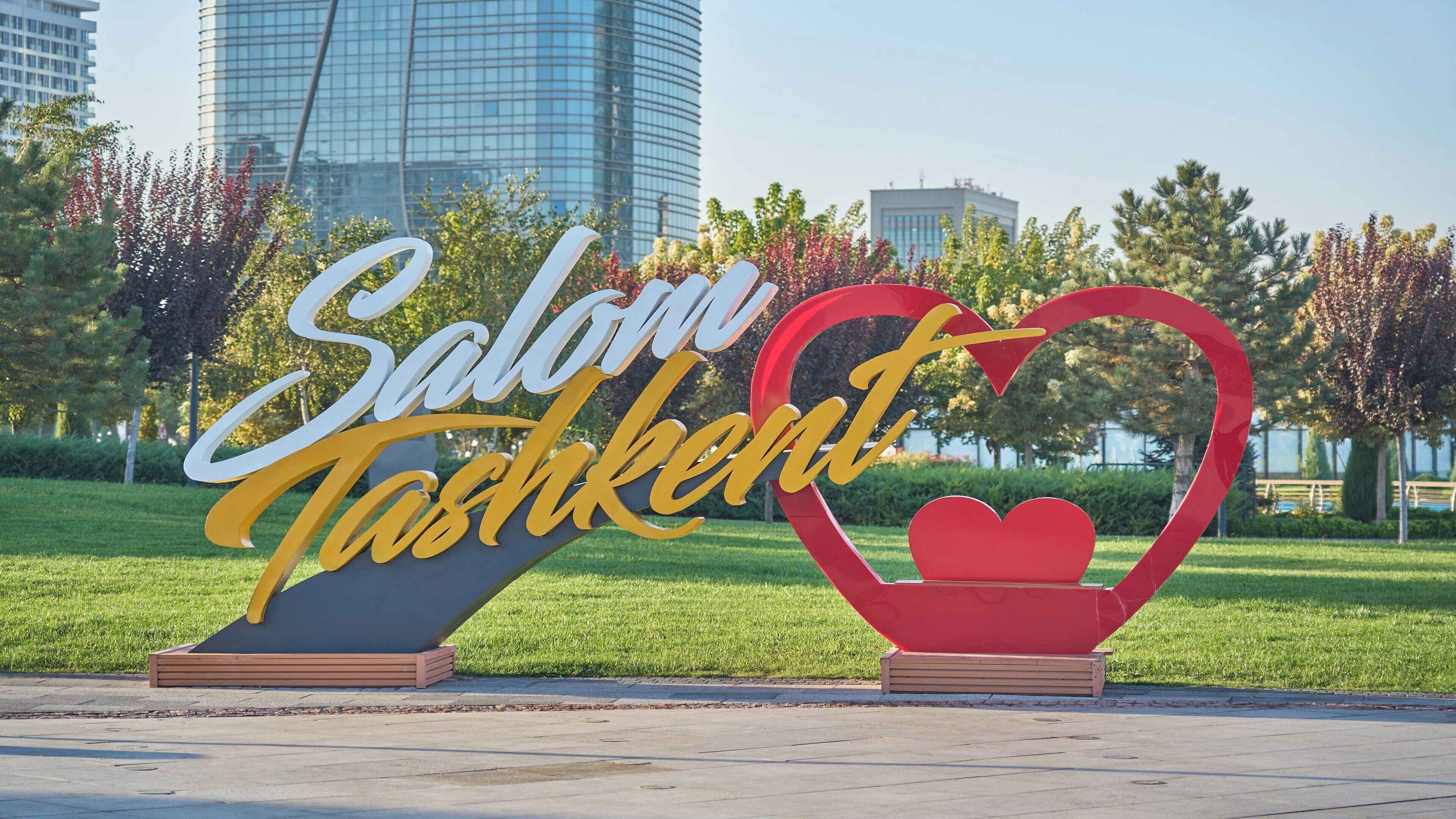 Et skilt med ordene "Salom Tashkent" og en hjerteformet konstruktion.