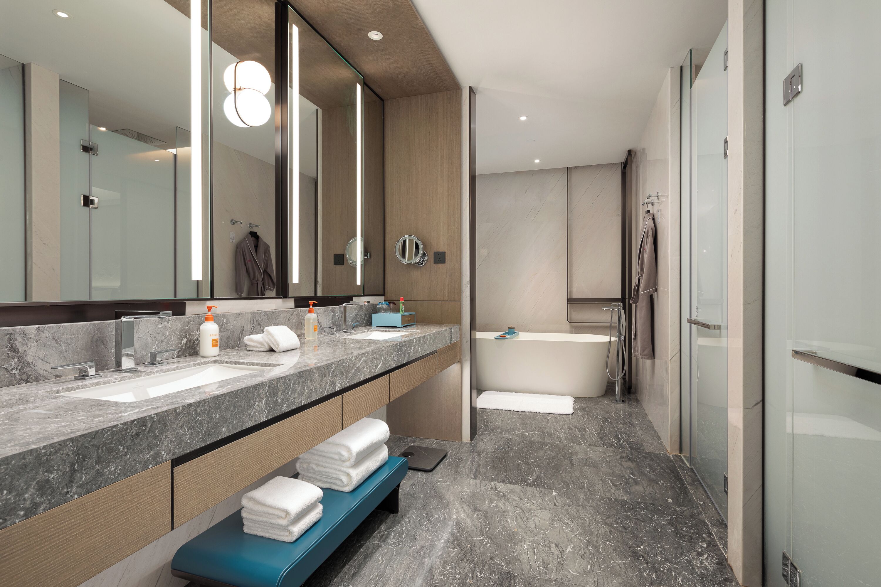 Presidential-Suite, 1 Einzelbett | Badezimmer | Duschwanne, Komfortbadewanne, Regendusche, Designer-Toilettenartikel