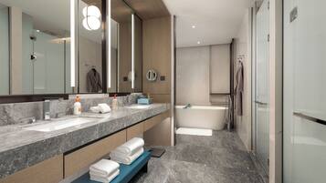 Presidential-Suite, 1 Einzelbett | Badezimmer | Duschwanne, Komfortbadewanne, Regendusche, Designer-Toilettenartikel