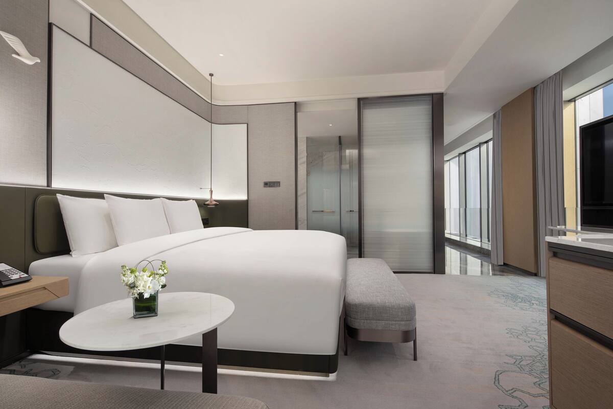 Minibar, két bảo mật tại phòng, bàn 