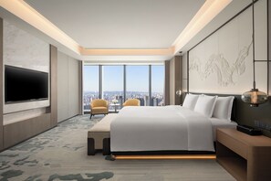 Minibar, in-room safe, individually decorated, desk - Crowne Plaza Jinan Runhua Hotel by IHG (Jinan)