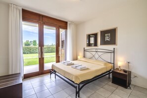 1 bedroom, bed sheets