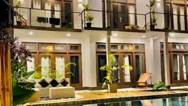 A two-story building with a swimming pool in front. - The Jini House - Kabalana (Ahangama)