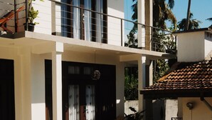 A modern two-story house with a swimming pool, a balcony, and a tiled roof. - The Jini House - Kabalana (Ahangama)