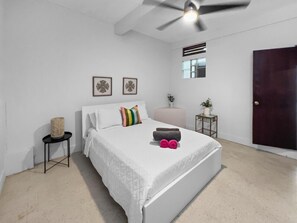 Skrivebord, reiseseng for barn, wi-fi (inkludert) og sengetøy