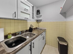 Kühlschrank, Mikrowelle, Herdplatte, Wasserkocher mit Kaffee-/Teezubehör