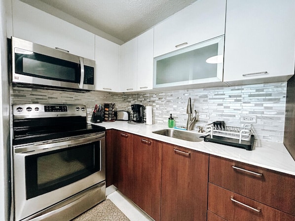 Køleskab, mikrobølgeovn, ovn, kogeplade