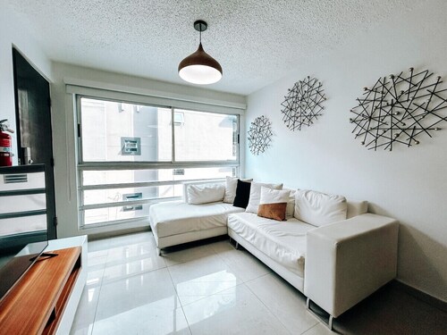 Bright, Comfy Apt @ Miramar