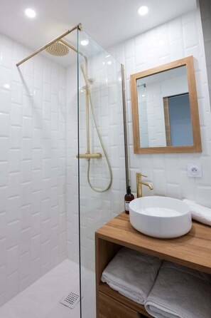 Doccia, asciugacapelli, asciugamani