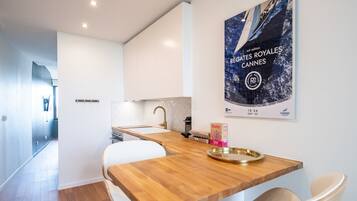 Een koelkast, een microgolfoven, een oven, een vaatwasser