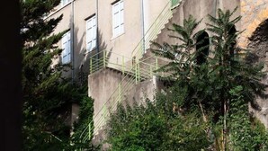 Un immeuble à plusieurs étages, avec un escalier menant à un niveau supérieur.