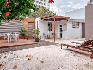 Outdoor dining - Charming Apartment Steps from Ocean Park Beach (San Juan)