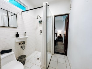 Een haardroger, handdoeken