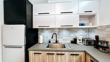 Fridge, microwave, stovetop, coffee/tea maker