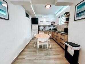 Geladeira, micro-ondas, cooktop, cafeteira/chaleira