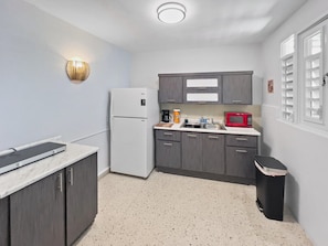 Een koelkast, een microgolfoven, een kookplaat