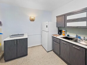 Fridge, microwave, stovetop, coffee/tea maker