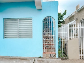 Exterior detail - Vibrant 2-Bedroom Apartment – Minutes from the Beach (San Juan)