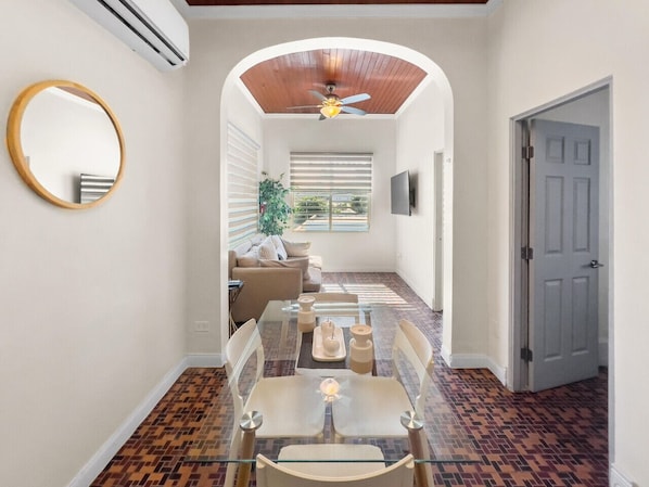 Smart TV - Vibrant 2-Bedroom Apartment – Minutes from the Beach (San Juan)