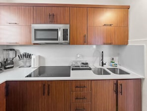 Fridge, microwave, stovetop, coffee/tea maker - Vibrant 2-Bedroom Apartment – Minutes from the Beach (San Juan)