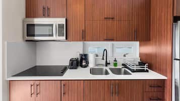 Refrigerador, microondas, parrilla de estufa y cafetera y tetera