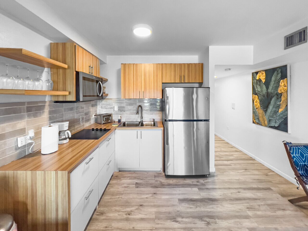 Geladeira, micro-ondas, cooktop, cafeteira/chaleira