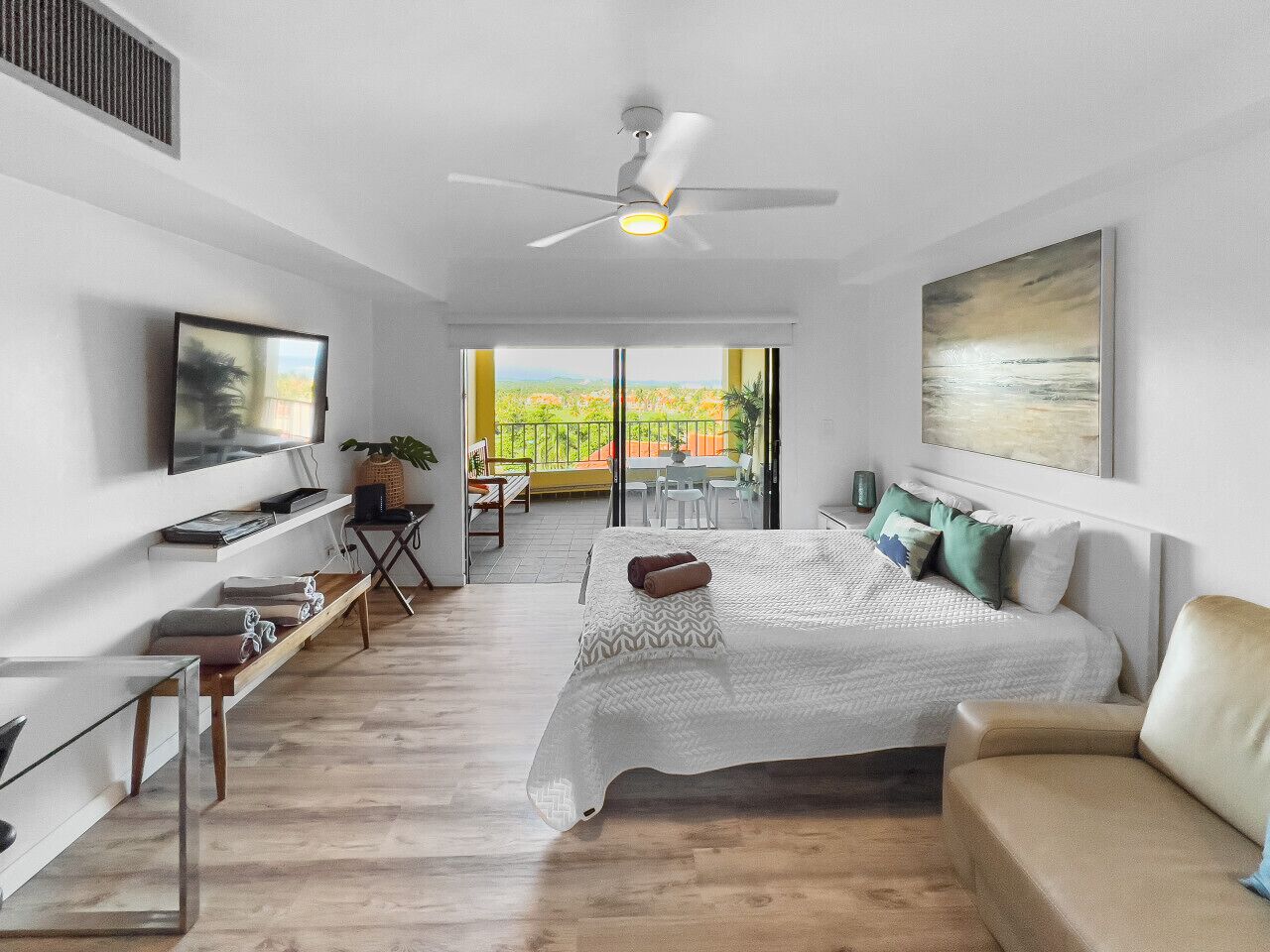 Escrivaninha, berço de viagem, Wi-Fi de cortesia, roupa de cama