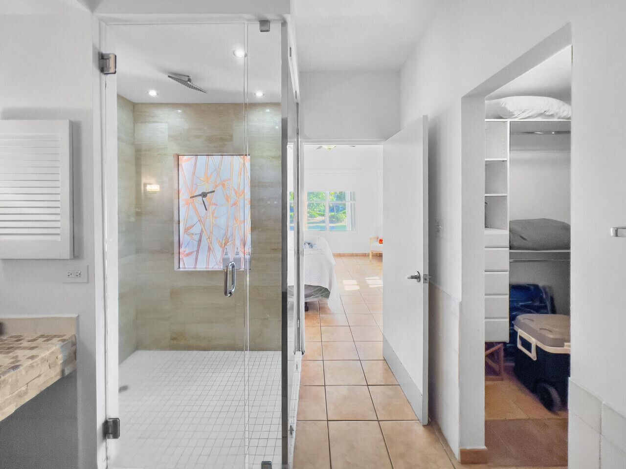 2 quartos, ferros/tábuas de passar roupa, berço de viagem