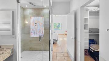 2 dormitorios, tabla de planchar con plancha, cuna de viaje