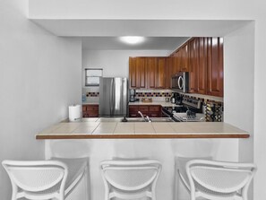 Køleskab, mikrobølgeovn, ovn, kogeplade