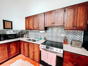 Køleskab, mikrobølgeovn, ovn, kogeplade