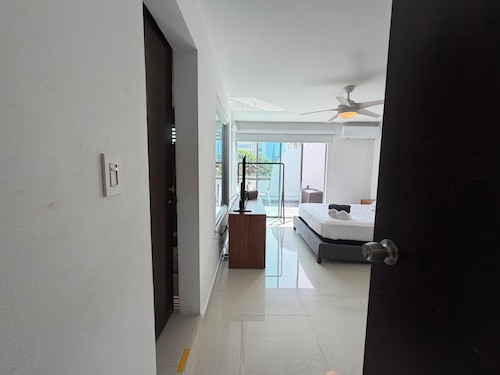 Elegant Modern PH W/ Balcony & Parking