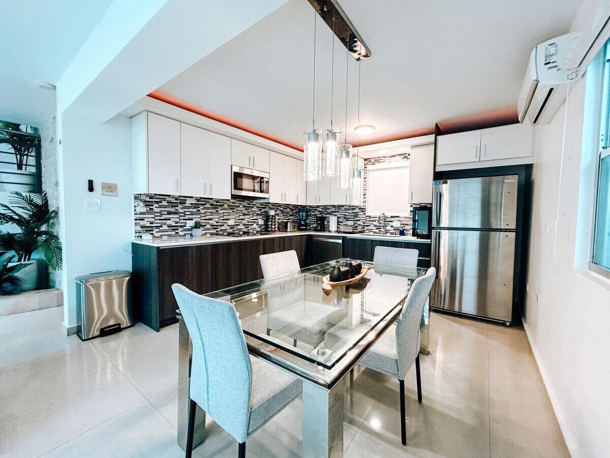 Frigorífico, microondas, placa de cocina y cafetera o tetera