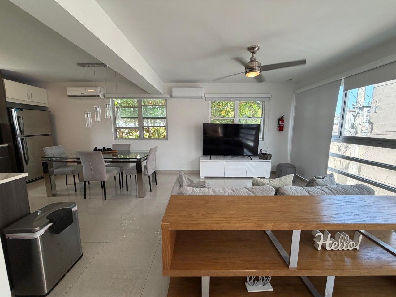 Un apartamento moderno con cocina, comedor y sala de estar.