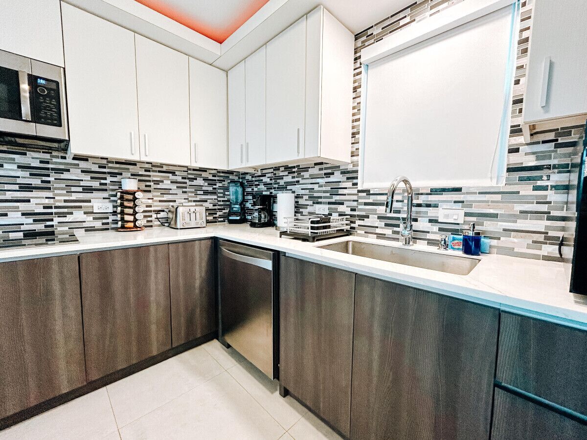 Køleskab, mikrobølgeovn, kogeplade, kaffe-/temaskine