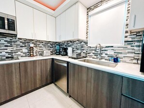 冷蔵庫、電子レンジ、コンロ、コーヒー / ティーメーカー