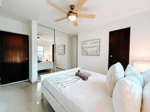 3 bedrooms, travel cot, free WiFi, bed sheets - Elegant Modern PH W/ Balcony & Parking (San Juan)