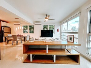 Smart TV - Elegant Modern PH W/ Balcony & Parking (San Juan)