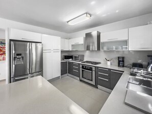 冷蔵庫、電子レンジ、オーブン、コンロ