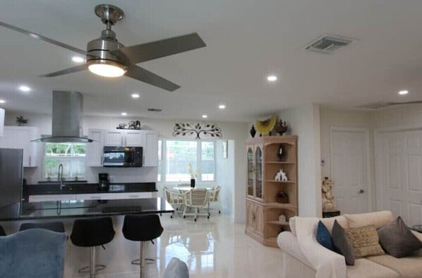 Living area - Newly renovated pool home in the heart of Naples<br> (Naples)