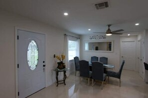 Interior - Newly renovated pool home in the heart of Naples<br> (Naples)