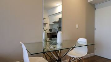 Apartamento | Zona de estar | Smart TV de 40 pulgadas con canales por cable