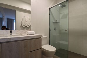 Apartamento | Banheiro | Chuveiro, secador de cabelo, piso aquecido, toalhas de banho