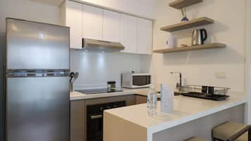 Departamento | Cocina privada | Refrigerador con congelador, microondas, horno y cafetera y tetera