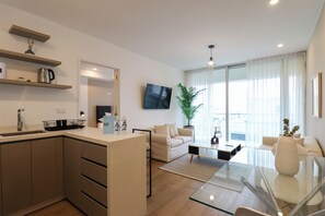 A modern apartment with a kitchen, living area, and dining space. - Wynwood Sky Balta in Miraflores (Lima)