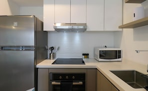 Appartement | Cuisine privée | Réfrigérateur grande capacité avec congélateur, four à micro-ondes