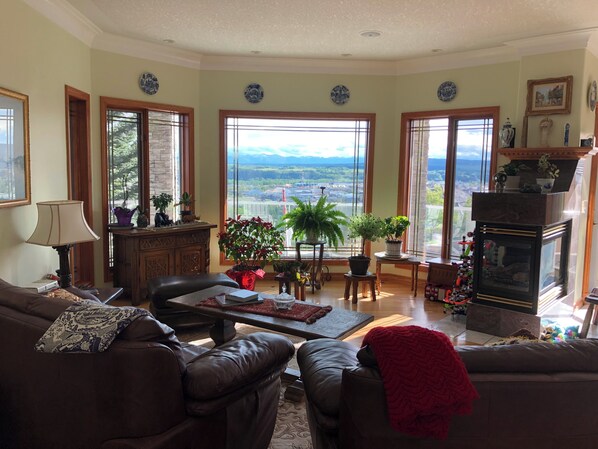 Chambre de base double, 1 grand lit, salle de bain attenante, vue sur la montagne | Aire de séjour | Téléviseur à écran plat