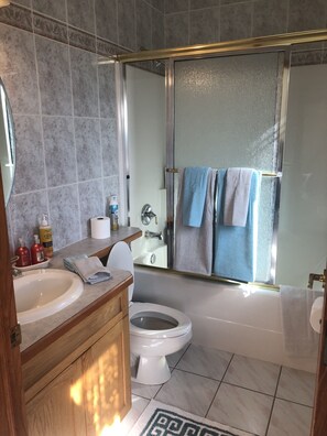 Basic Double Room, 1 Queen Bed, Ensuite, Mountain View | Bathroom | Combined shower/bathtub, hair dryer, towels, shampoo - Rocky Mountain View B&B (Cochrane)